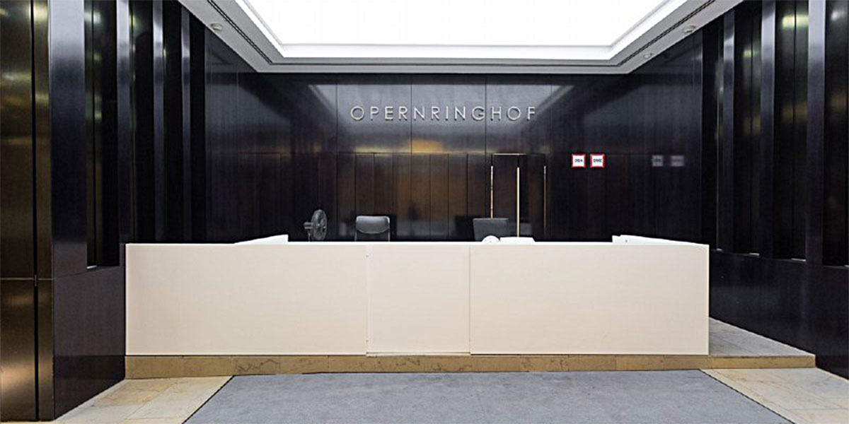 Versammlungstisch am modernen Arbeitsplatz im Cowo